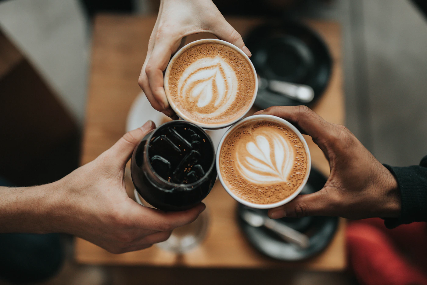 Barista préparant un café avec une machine professionnelle
