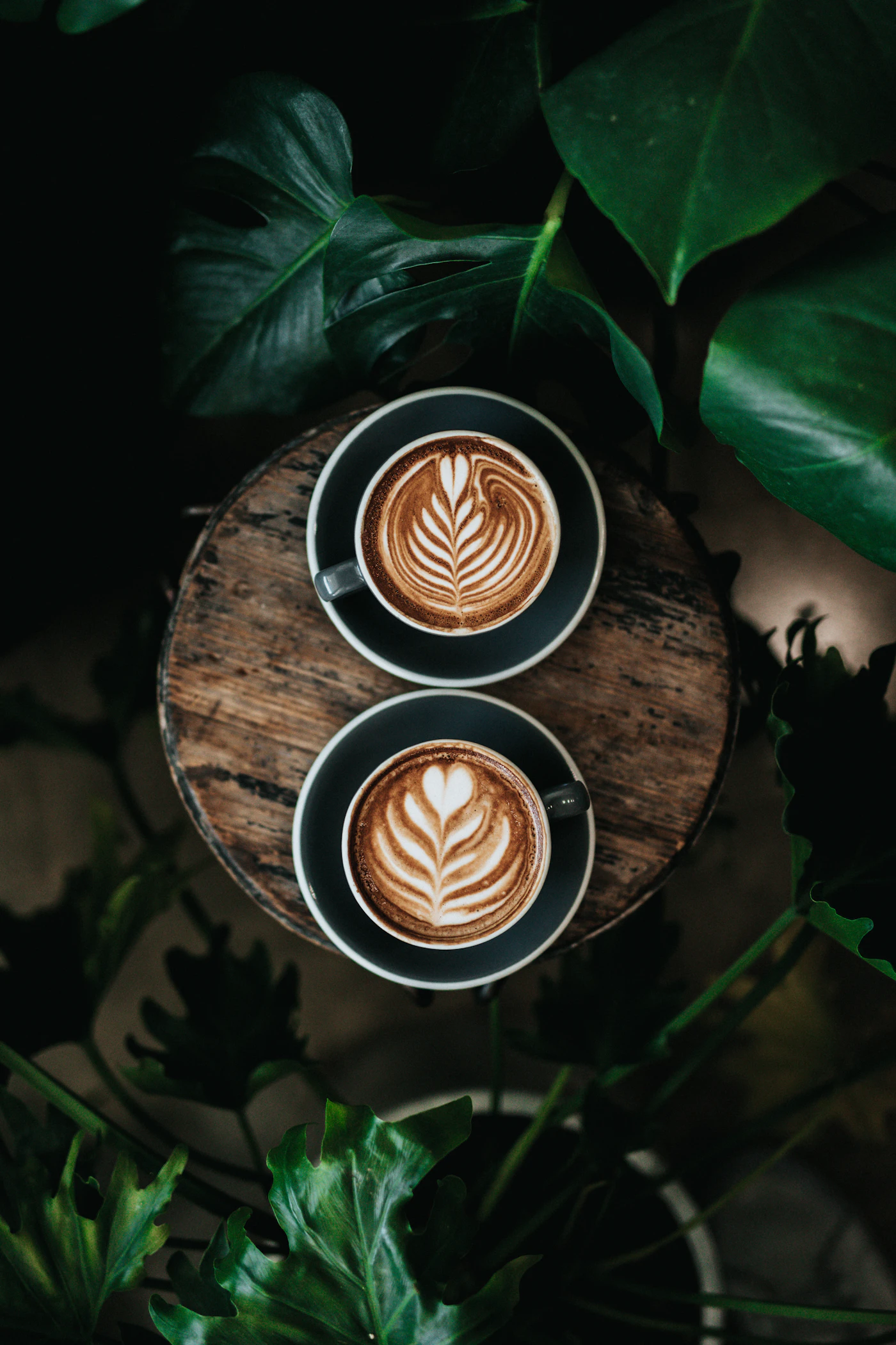 Tasses de café sur un comptoir noir et jaune